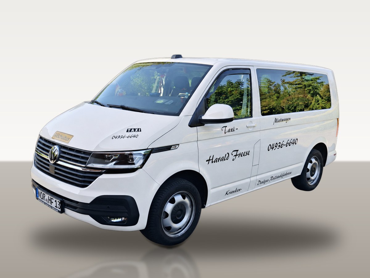 Weißer neunsitziger VW Bus von Taxi Freese mit Schulbus-Schild – Schüler- und Krankenfahrten