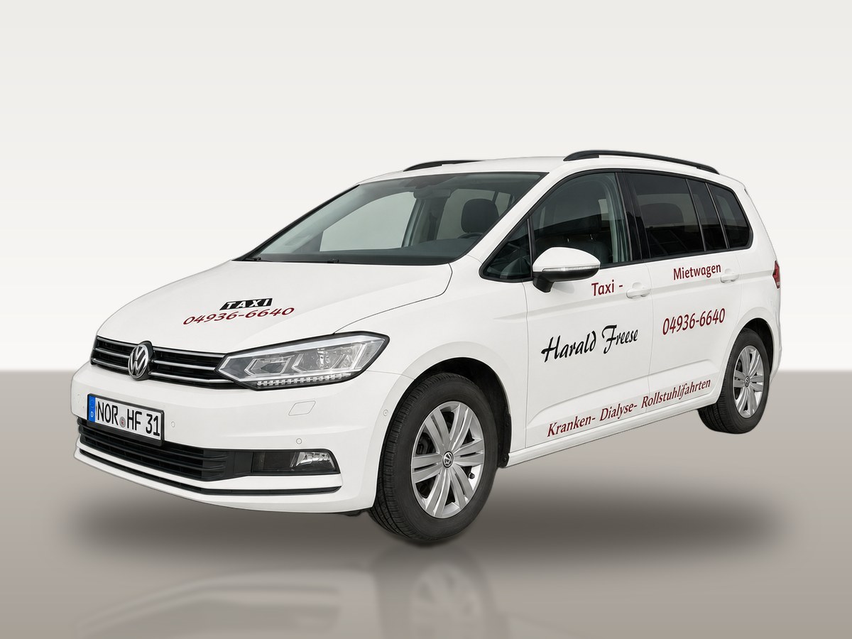 Weißer VW Touran von Taxi Freese mit Taxi-Schild – Kranken-, Dialyse- und Schülerfahrten